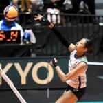 パリ五輪予選でスパイクを決める宮部藍梨＝２３年９月１７日、東京都渋谷区の代々木第一体育館