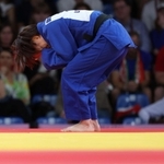 ２回戦でケルディヨロワに敗れ、涙を流しながらうずくまる日本代表・阿部詩＝シャンドマルス・アリーナ