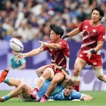 ウルグアイ戦でタックルされる野口（手前）＝パリ郊外（ゲッティ＝共同）