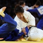 柔道男子６６キロ級２回戦　ボングラーツ（左）に合わせ技一本で勝利する日本代表・阿部一二三＝シャンドマルス・アリーナ