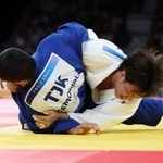 柔道男子６６キロ級準々決勝　エモマリ（左）を合わせ技一本で倒す日本代表・阿部一二三＝シャンドマルス・アリーナ