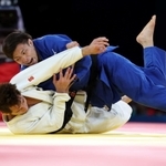 柔道男子６６キロ級準決勝　デニス・ビエル（下）に勝利する日本代表・阿部一二三＝シャンドマルス・アリーナ