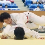 柔道女子個人５７キロ級を制した二見の永尾たまき（上）＝兵庫県立武道館