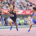 日本選手権の男子１００メートル決勝でゴールする（右から）坂井隆一郎、柳田大輝、デーデー・ブルーノ＝６月３０日、新潟市のデンカビッグスワンスタジアム
