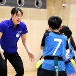 子どもの体験イベントに登場し、リラックスした様子の白井璃緒（左）。精神面で一皮むけ、２度目の五輪に挑む＝４月４日、大阪市