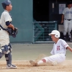 六甲-育英　五回裏六甲学院１死二塁、辻の適時二塁打で二走坂上（右）が生還し、１ー３とする