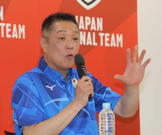 パリ五輪代表メンバーを発表するバレーボール女子日本代表・真鍋政義監督＝７月１日、味の素ナショナルトレーニングセンター