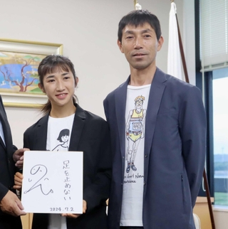パリ五輪出場内定を受け小野市役所を訪れた田中希実（右）と父の健智コーチ＝７月２日、小野市中島町、小野市役所