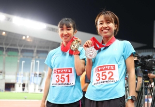 日本選手権の女子１５００メートル決勝で２位に入った後藤夢（右）。優勝した田中希実とのワンツーフィニッシュに笑顔を見せる＝２２年６月１０日、ヤンマースタジアム長居
