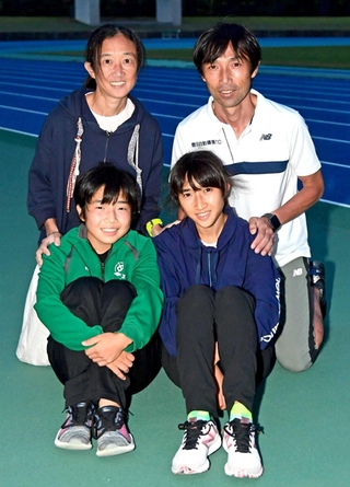 陸上一家の田中ファミリー。（左上から時計回りに）母千洋さん、父健智さん、希実、妹希空さん＝２０１９年１０月、加古川市西神吉町、加古川運動公園陸上競技場  陸上一家の田中家＝２０１９年１０月２３日、加古川運動公園陸上競技場