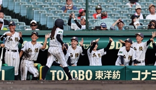 花巻東－神戸弘陵　７回表神戸弘陵１死一、三塁、生還した中川（４１）を祝福する神戸弘陵ベンチ（撮影・長嶺麻子）