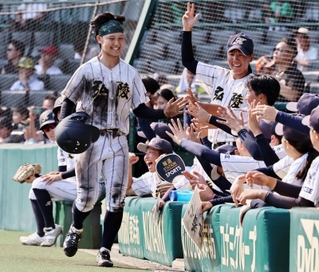 花巻東-神戸弘陵　６回表神戸弘陵１死二塁、敵失で生還した小池を祝福する神戸弘陵ベンチ（撮影・長嶺麻子）