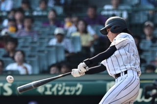 花巻東－神戸弘陵　６回表神戸弘陵１死二塁、矢島の左前適時打で２-０とする（撮影・長嶺麻子）