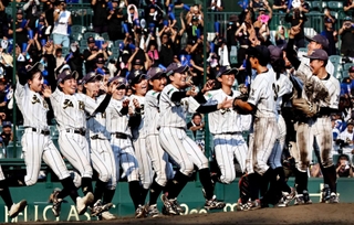 大会連覇を喜ぶ神戸弘陵ナイン＝３日午後、西宮市の甲子園球場（撮影・長嶺麻子）