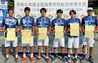 テニス男子団体で準優勝した相生学院のメンバー＝大分県レゾナックテニスコート（同校提供）