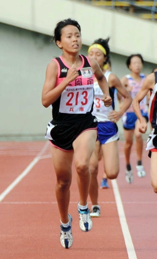 近畿中学総体の陸上女子共通８００メートル決勝で力走する平岡南中の後藤夢（２１３）＝２０１４年８月