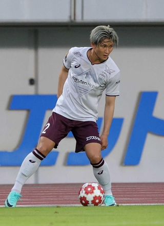 右サイドからチャンスを生み出す神戸の飯野＝７月１０日、鳴門ポカリスエットスタジアム