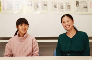 東京五輪代表に決まり、同郷の小林祐梨子さん（右）とともに１年を振り返る田中希実＝２０２０年１２月、小野市浄谷町、小野希望の丘陸上競技場アレオ