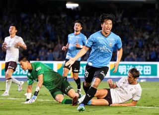 川崎－神戸　後半、川崎・山田（手前）に自身２点目のゴールを決められた神戸のＧＫ前川（左から２人目）ら