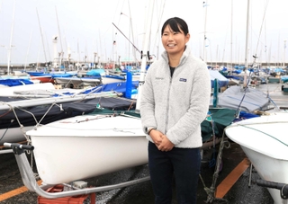 パリ五輪のセーリング混合４７０級で銀メダルを獲得した吉岡美帆＝神奈川県藤沢市、江ノ島ヨットハーバー