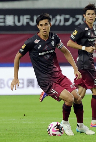山口主将不在でキャプテンマークを巻き、守備陣を統率する山川＝７月２０日、ノエビアスタジアム神戸