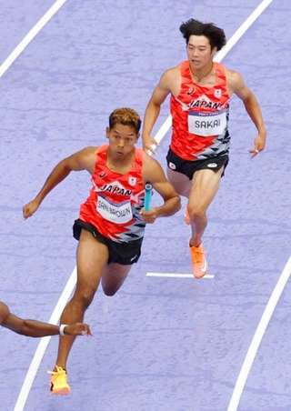 男子４００メートルリレー決勝　第１走者の坂井隆一郎（上）からバトンを受け、力走する第２走者のサニブラウン・ハキーム＝パリ郊外（共同）