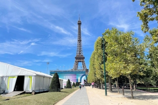 取材最終日、柔道会場の敷地から見えたエッフェル塔。当たり前の眺めに＝パリ市内