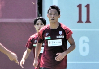８年半ぶりに神戸に復帰し、全体練習に合流した森岡亮太（中央）＝神戸市西区、いぶきの森球技場