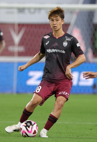 膝の負傷から前節に先発復帰した神戸の井出＝６月３０日、ノエビアスタジアム神戸