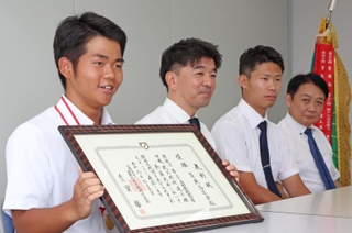 抱負を語る育英の（左から）立間遥希主将、松崎真規監督、八谷健太部長、清瀬欣之校長＝神戸新聞社（撮影・笠原次郎）