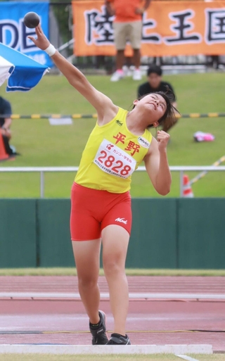 陸上女子砲丸投げ決勝　６位入賞を果たした平野の執行琴葉＝福井県営陸上競技場