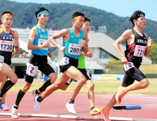陸上男子１５００メートル決勝　序盤はレースを引っ張り、５位入賞を果たしたＡＭＵＲＯ　ＡＣの岸本周真（２８０１）＝福井県営陸上競技場