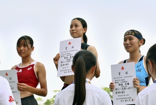 女子１年４００メートル障害を制した家氏美和（中央）