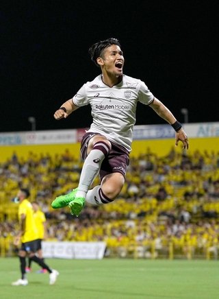 柏－神戸　前半、先制ゴールを決め、跳び上がって喜ぶ神戸・佐々木