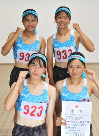女子共通１６００メートルリレーを制した姫路女学院の（右下から時計回りに）丸尾望友、岩崎優菜、長谷川真理、幸長愛美