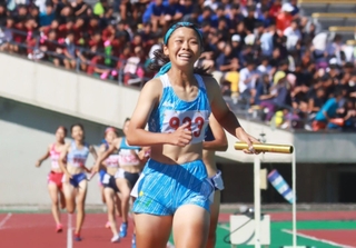 女子共通１６００メートルリレー決勝　アンカーで逆転優勝した姫路女学院の幸長愛美