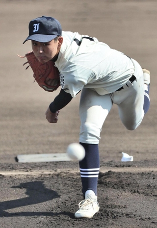 育英－能代　１失点で完投した育英の大塚＝姫路市ウインク球場（撮影・長嶺麻子）