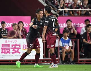 神戸-鳥栖　後半、神戸の佐々木（左）がゴールを決め２-０とする。武藤と抱き合って喜ぶ（撮影・大田将之）