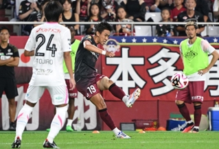 神戸-鳥栖　後半、フリーキックを蹴る神戸の初瀬＝ノエビアスタジアム神戸（撮影・大田将之）