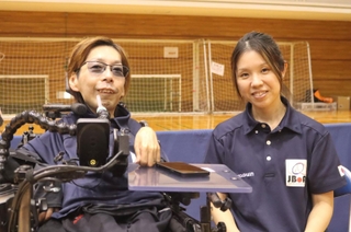 初のパラリンピックに挑む有田正行選手（左）と妻の千穂さん。夫婦で大舞台に立つ＝７月、大阪市此花区、舞洲障がい者スポーツセンター