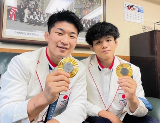 パリ五輪のレスリングで金メダルを獲得した日下尚（左）と清岡幸大郎＝神戸市中央区多聞通３、三恵海運
