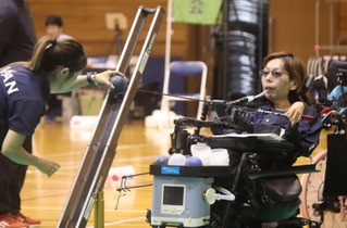 ボッチャの運動機能障害・脳性まひＢＣ３に出場する有田正行。妻の千穂さん（左）もランプオペレーターとして競技に携わる＝大阪市の舞洲障がい者スポーツセンター