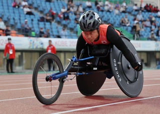 パラ陸上の世界選手権女子８００メートル決勝（脳原性まひＴ３４）に臨んだ北浦春香＝５月２４日、神戸市須磨区緑台、ユニバー記念競技場