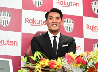 現役引退会見で笑顔を見せる槙野智章さん＝２０２２年１２月２６日、ノエビアスタジアム神戸