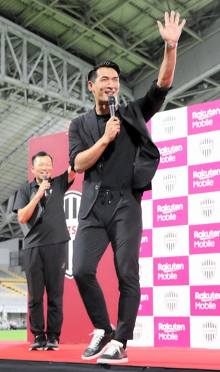 Ｊ１神戸のイベントを進行役として盛り上げ、ファンを喜ばせた槙野智章さん。神戸の本拠地に引退試合で再び戻ってくる＝２８日、ノエビアスタジアム神戸