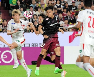 名古屋戦の前半、頭で合わせて同点とした神戸の佐々木。神戸が得意とするクロスからのゴールだった＝７月２０日、ノエビアスタジアム神戸