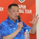 パリ五輪代表メンバーを発表するバレーボール女子日本代表・真鍋政義監督＝７月１日、味の素ナショナルトレーニングセンター