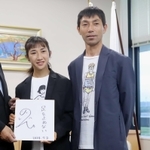 パリ五輪出場内定を受け小野市役所を訪れた田中希実（右）と父の健智コーチ＝７月２日、小野市中島町、小野市役所