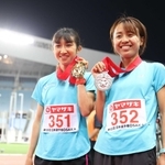 日本選手権の女子１５００メートル決勝で２位に入った後藤夢（右）。優勝した田中希実とのワンツーフィニッシュに笑顔を見せる＝２２年６月１０日、ヤンマースタジアム長居
