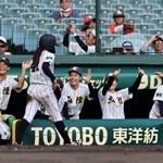花巻東－神戸弘陵　７回表神戸弘陵１死一、三塁、生還した中川（４１）を祝福する神戸弘陵ベンチ（撮影・長嶺麻子）